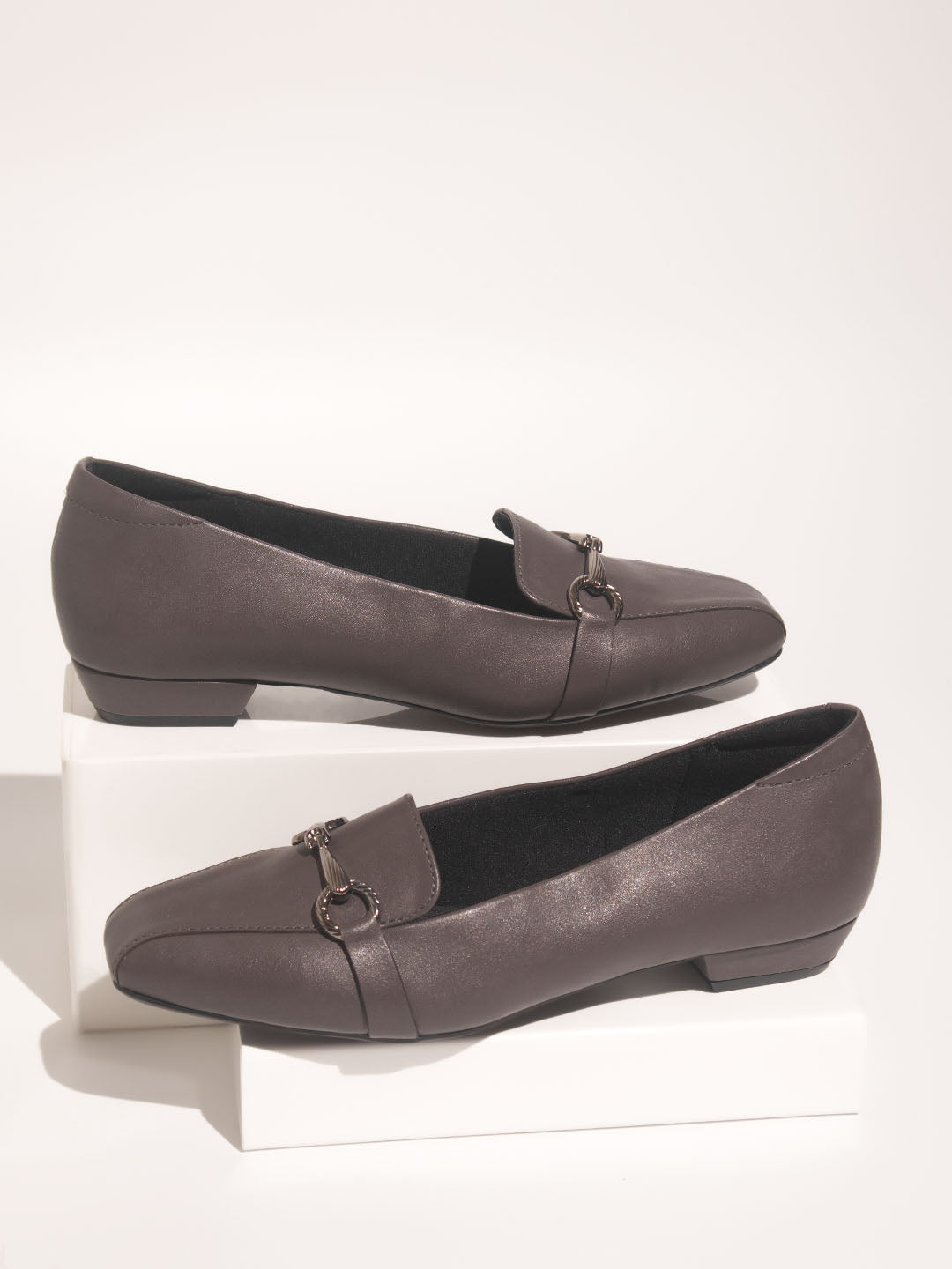 Minimalist Womens Grey Casual Solid Round Toe Block Heel Moccasin
