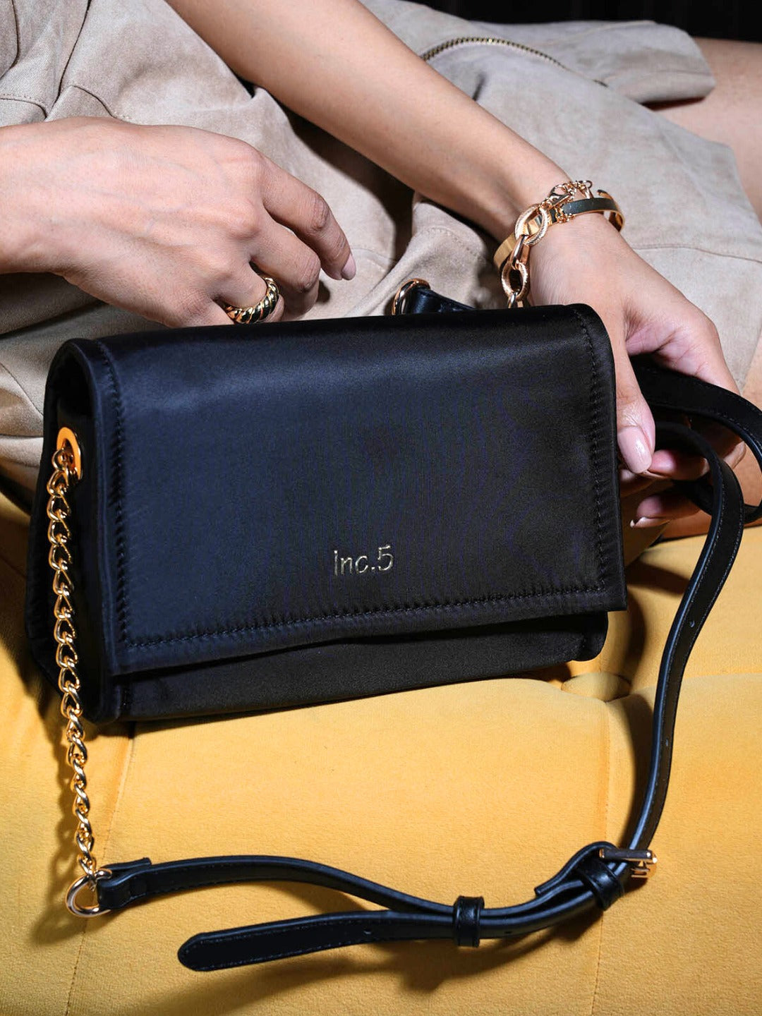 Minimalist Womens Black Casual Solid Sling Bag With Magnet Lock