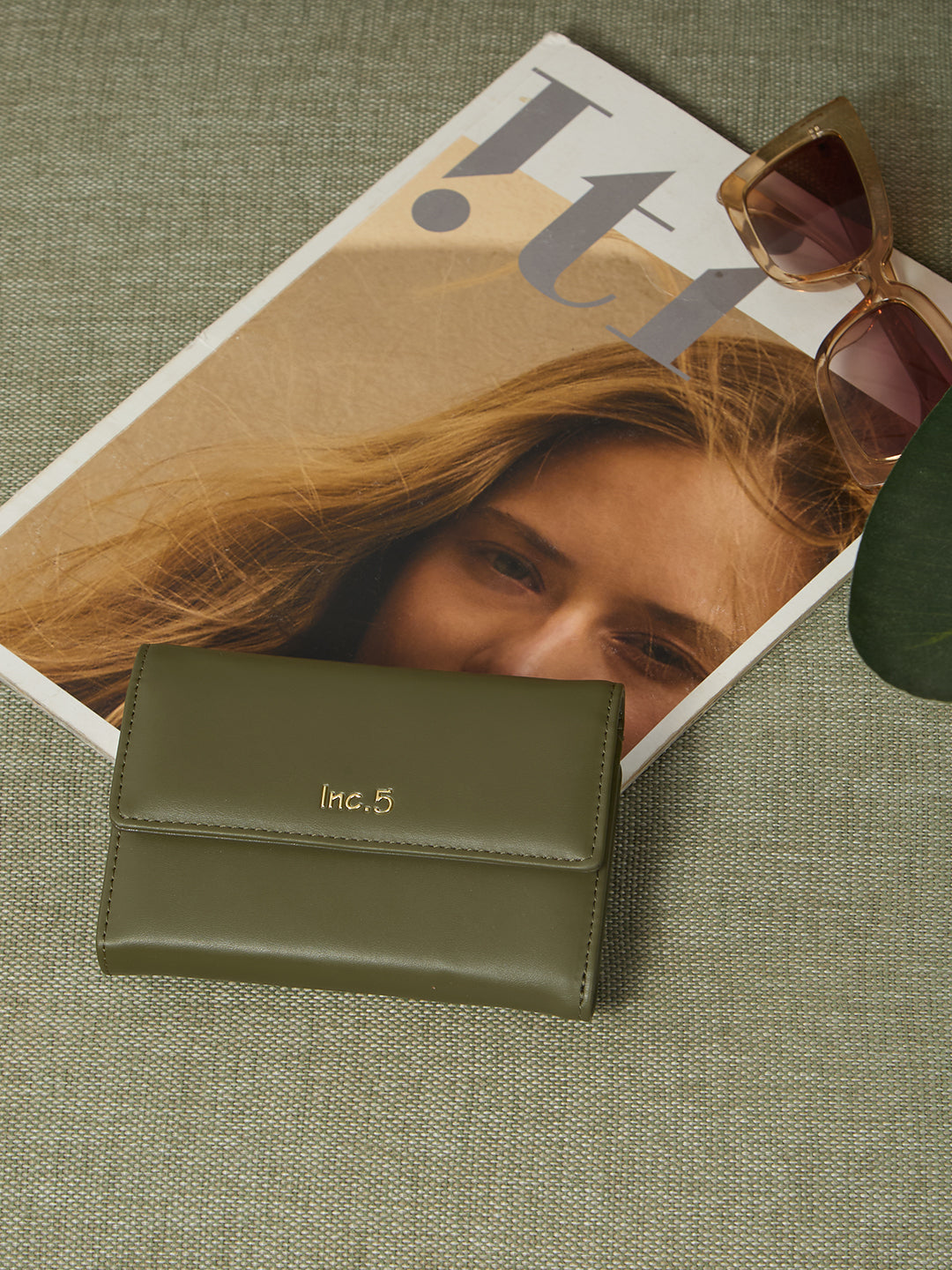 Minimalist Womens Green Casual Wallet With Magnet Lock