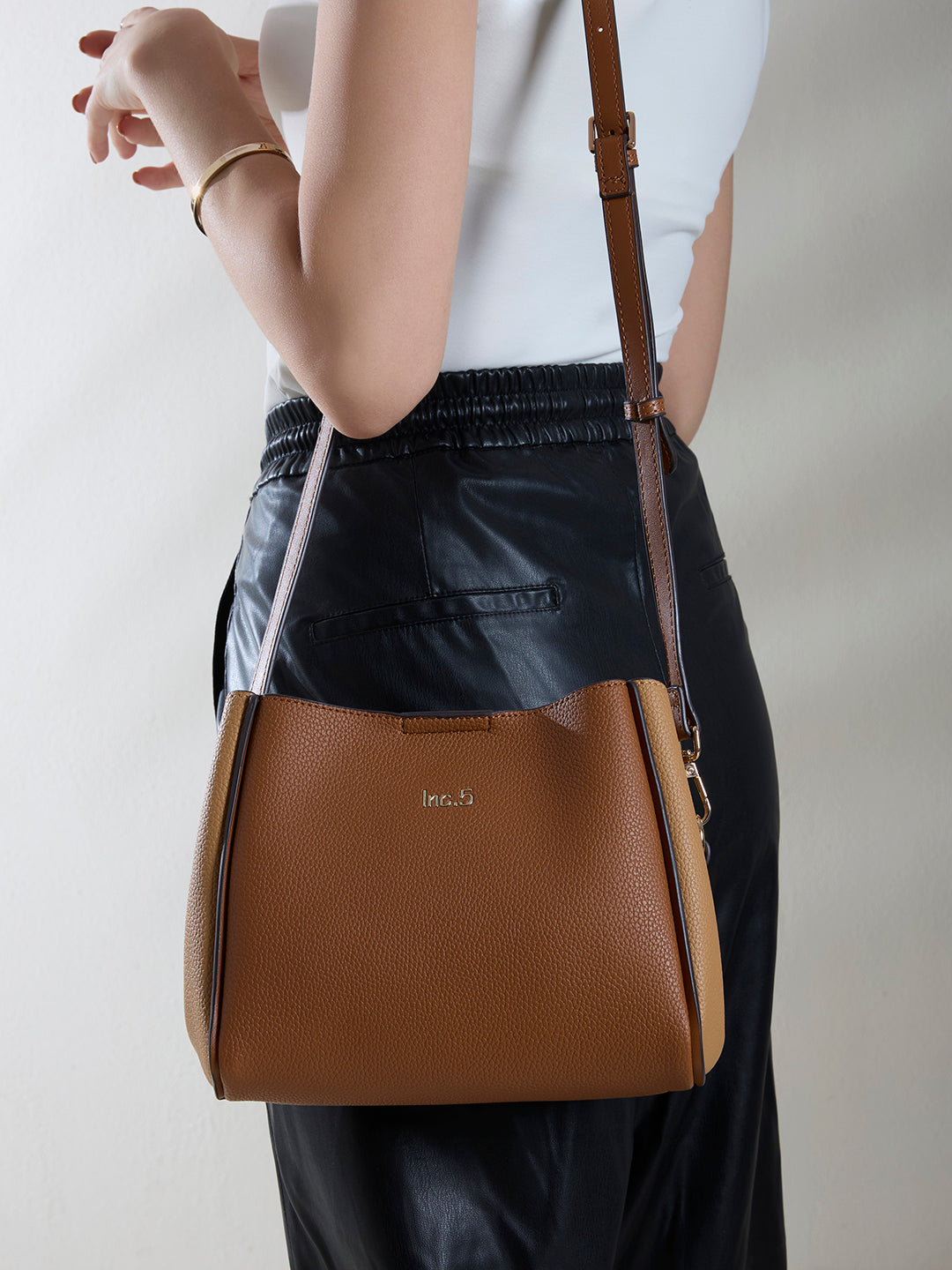 Minimalist Womens Brown Shoulder Bag With Zipper Lock For Party Use