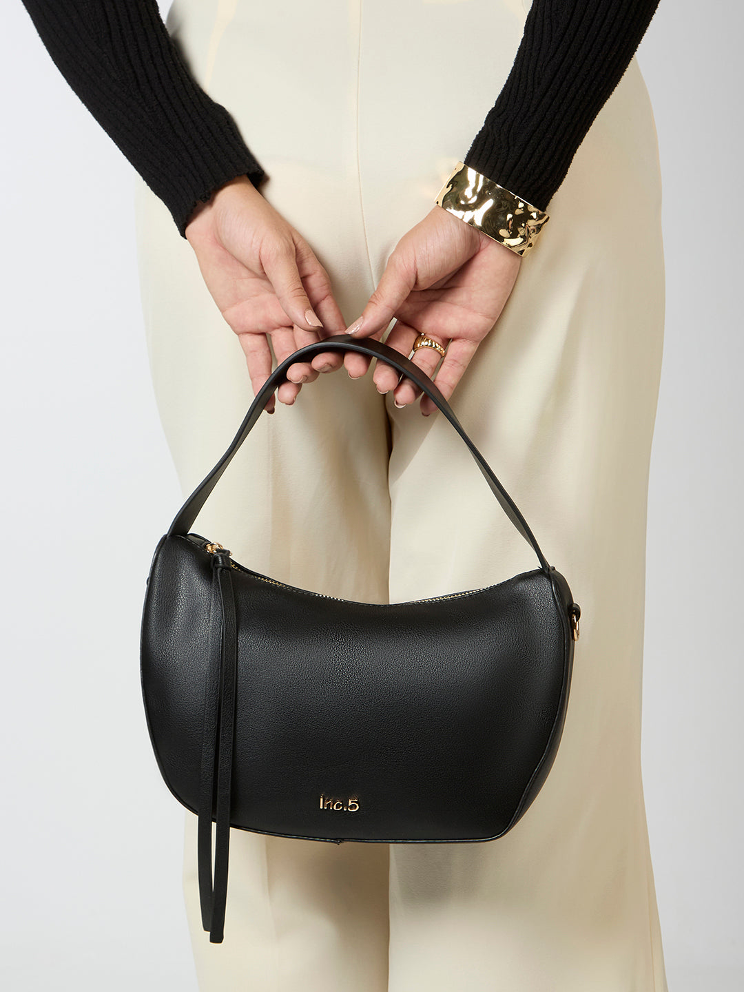 Minimalist Womens Black Shoulder Bag With Zip Lock For Party Use