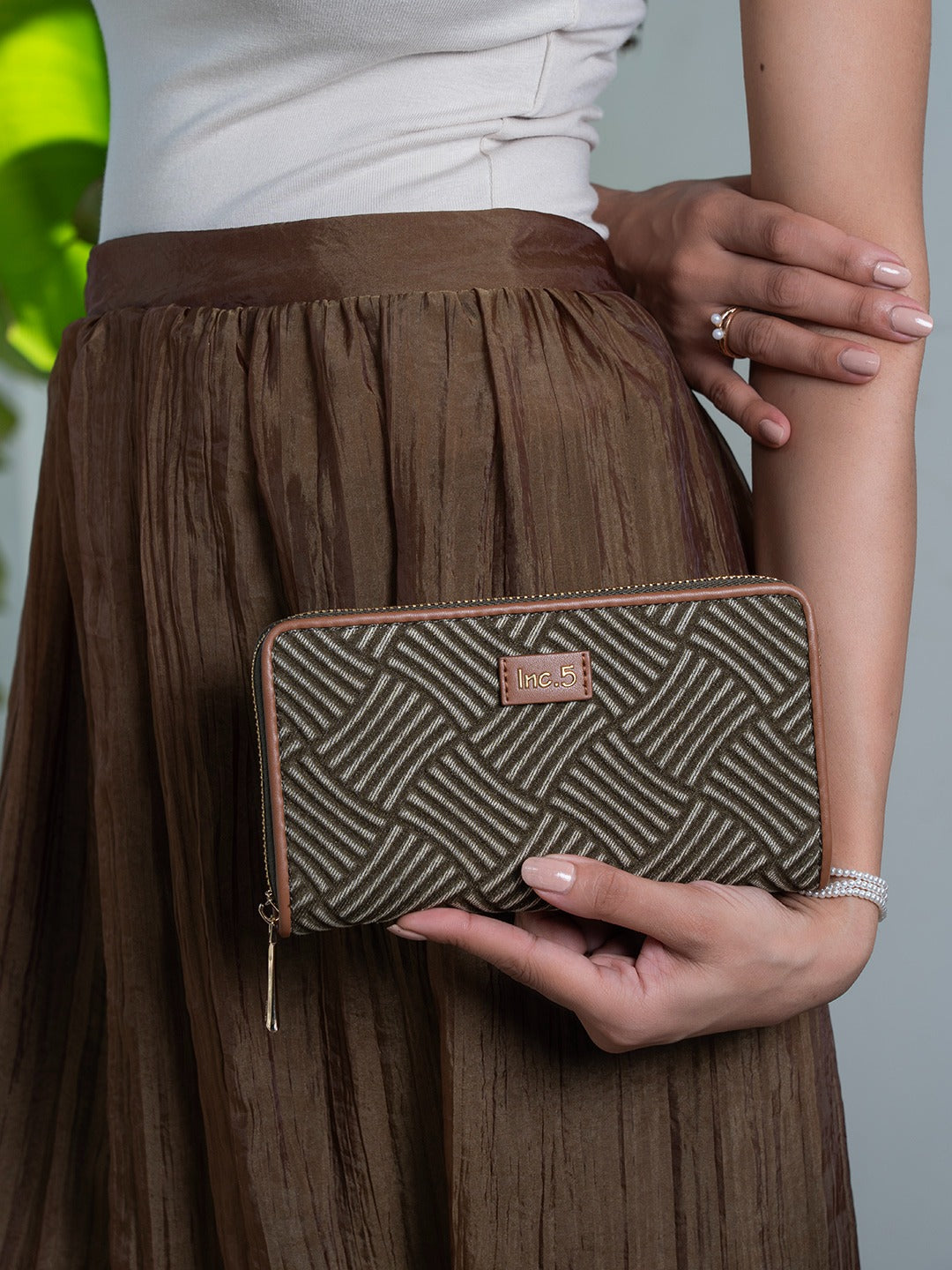 Minimalist Womens Green Party Textured Wallet With Zip Lock