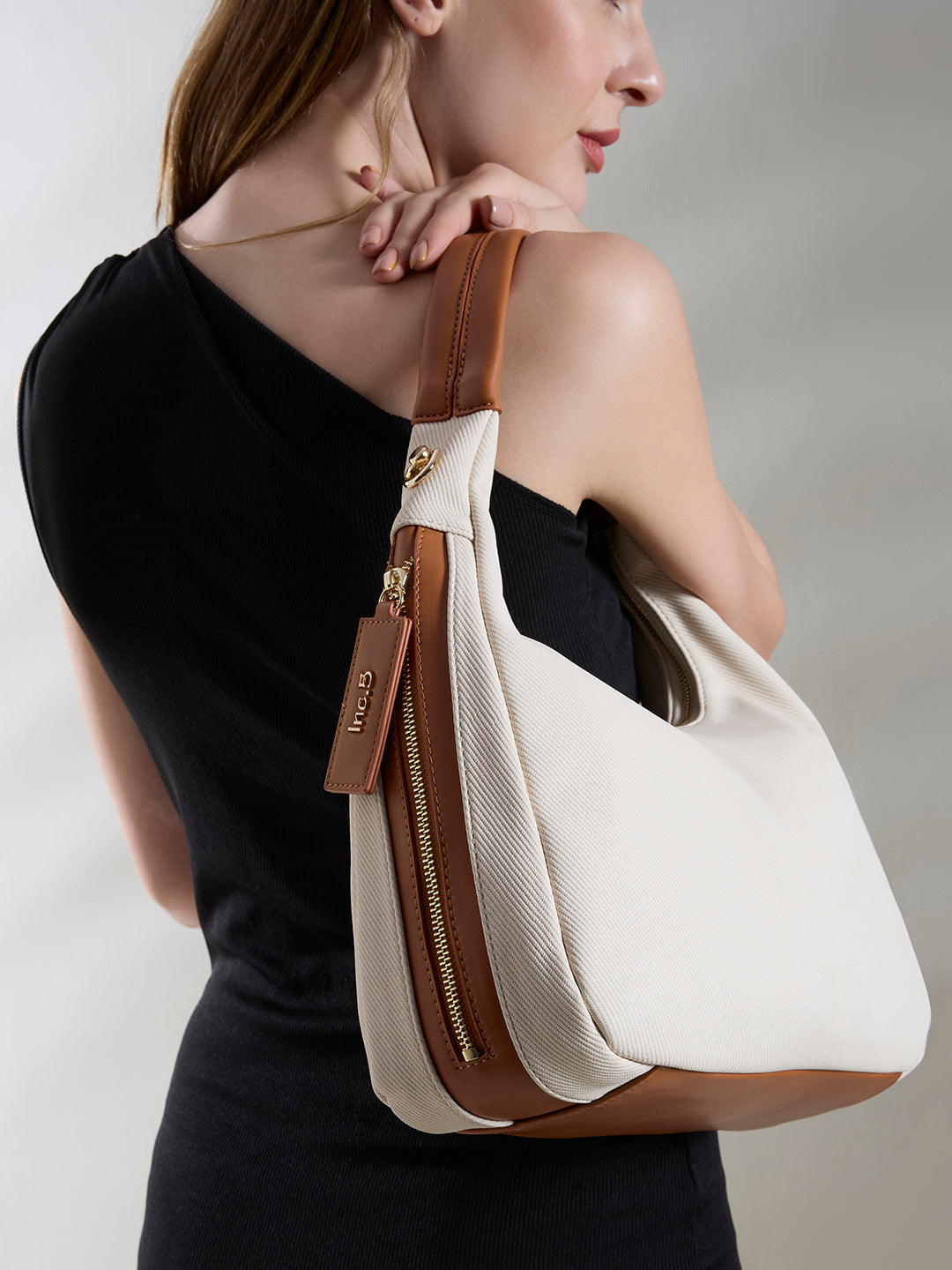 Minimalist Womens Off White Shoulder Bag With Zip Lock For Party Use